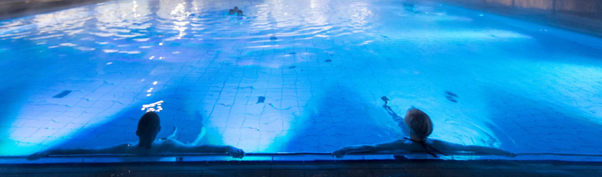 Außenschwimmbecken bei Nacht