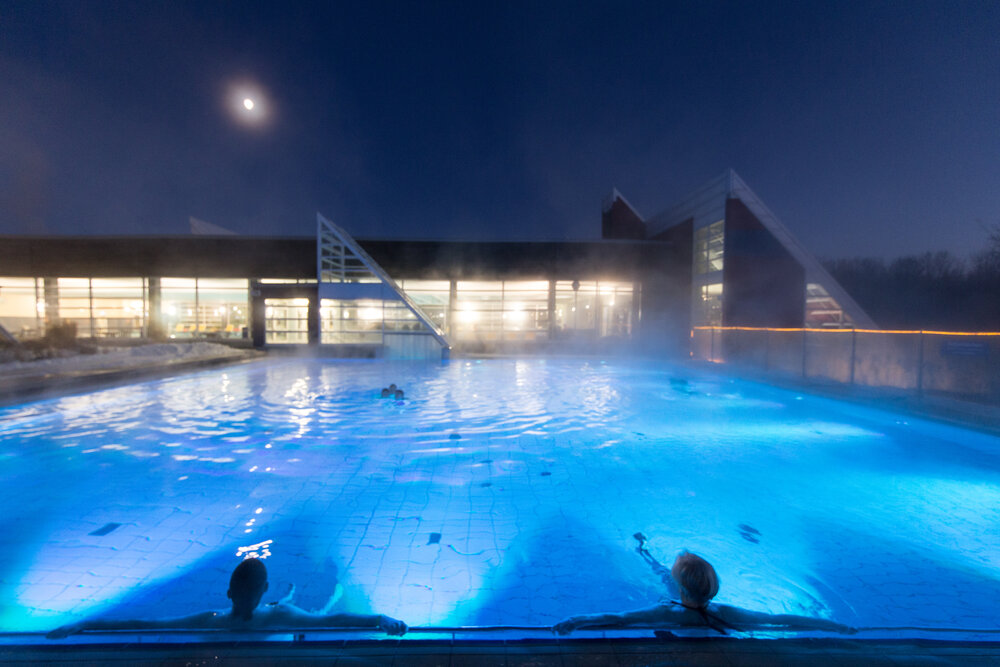 Außenschwimmbecken bei Nacht