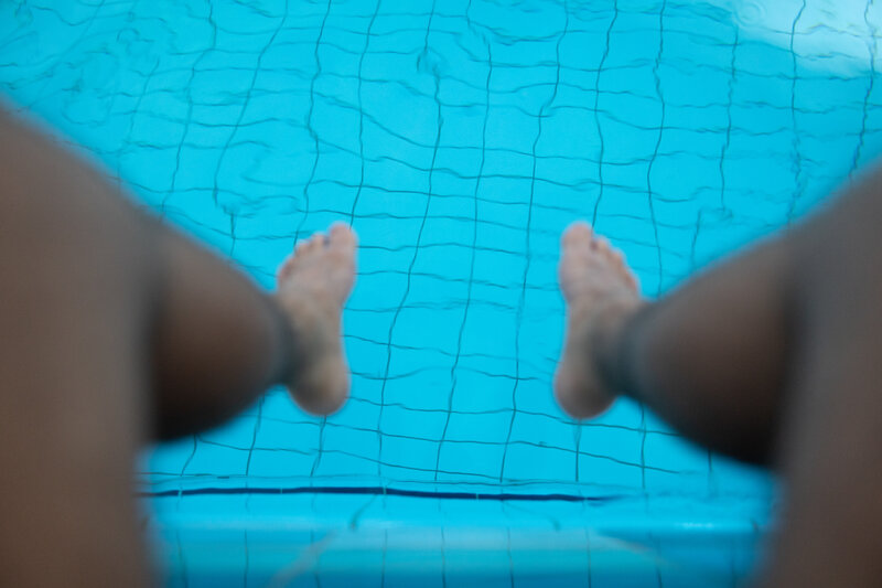 Beine im Schwimmbecken